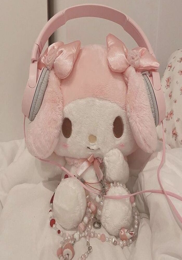 Ôm Trọn Yêu Thương: Ảnh Gấu Bông Hello Kitty Siêu Mềm Mại